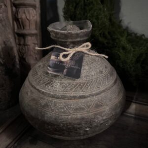 Oude bewerkte stenen kruik met dop