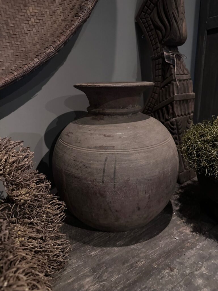 Oude houten Nepalese kruik