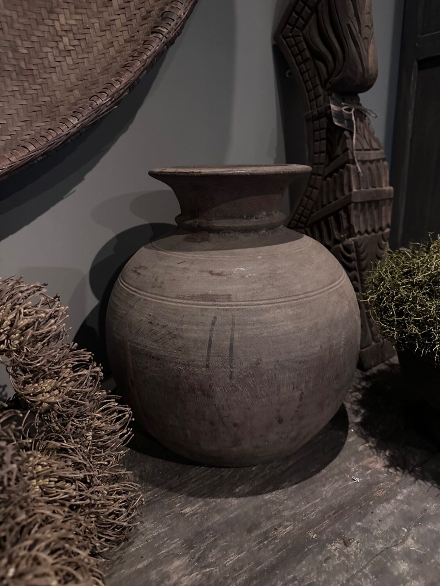 Oude houten Nepalese kruik