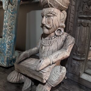 Uniek oud beeld uit India van een straat muzikant