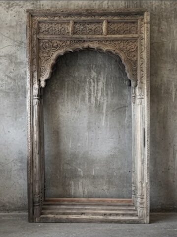 Stoere Indiase poort met houtsnijwerk 255 cm hoog