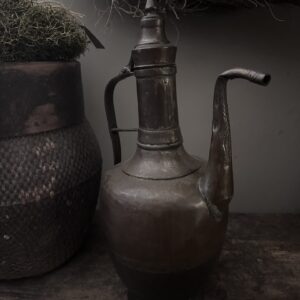 Antieke handgeslagen koperen kan met prachtige patina