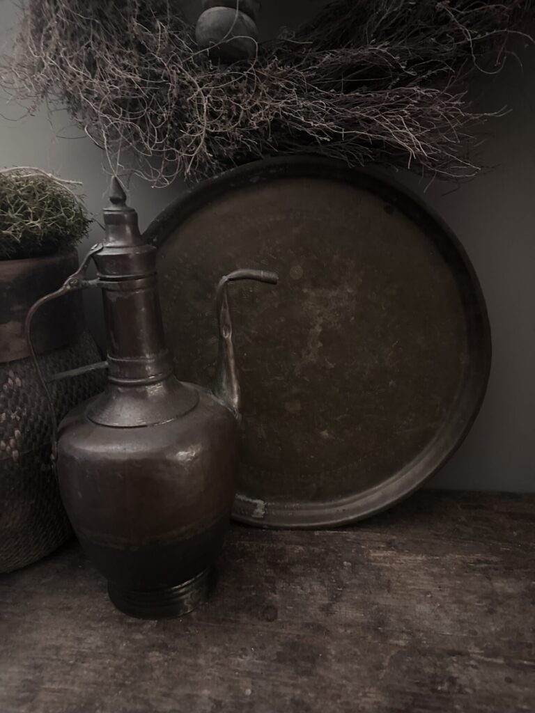 Breng karakter en historie in je interieur met deze prachtige unieke oude koperen schaal met mooie patina
