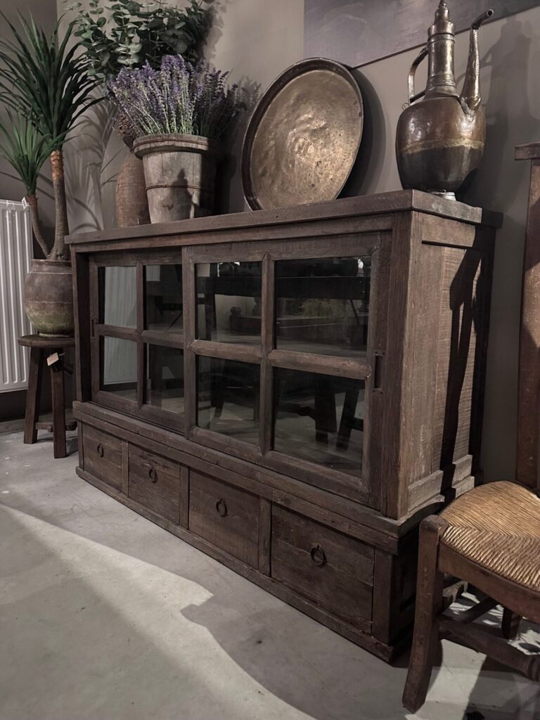 Driftwood dressoir met 4 lades en 2 vitrine schuifdeuren