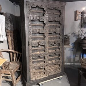 Unieke kast met oude deuren uit India