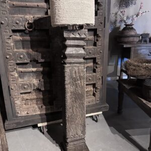 Exclusieve Vloerlamp: Authentieke Oude Pilaar uit India