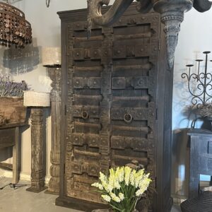 Unieke kast met oude deuren uit India
