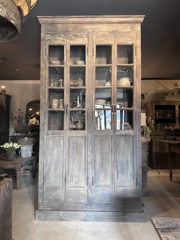 Unieke Oude Houten Winkelkast India – Sobere Vitrinekast (239 cm Hoog)