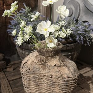 Oude leemmand met zijde voorjaarsbloemen