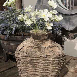 Oude leemmand met zijde voorjaarsbloemen