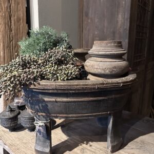 Unieke Oude Houten Olijfbak op Pootjes – Authentieke Woondecoratie
