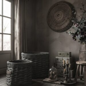 Stoere Rieten Opbergmand met Leren Detail – Landelijk & Robuust