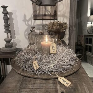 Houten decoratieschaal met krans en windlicht
