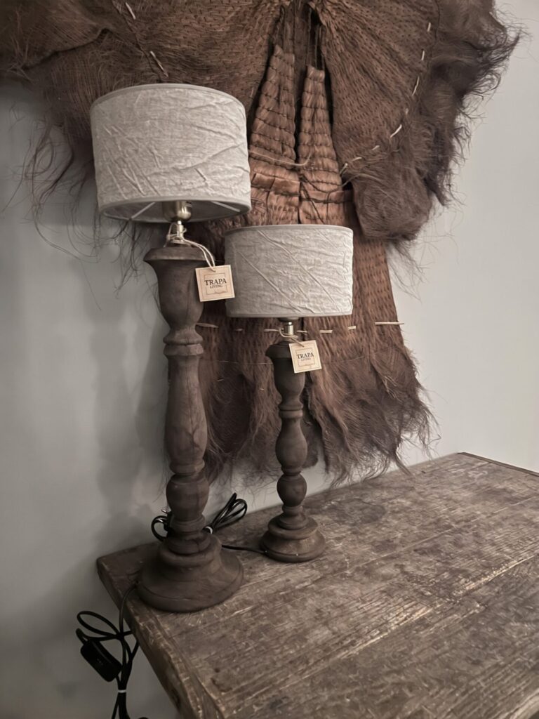 Sobere houten tafellamp